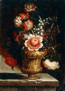 Metallvas med liljekonvaljer och andra blommor